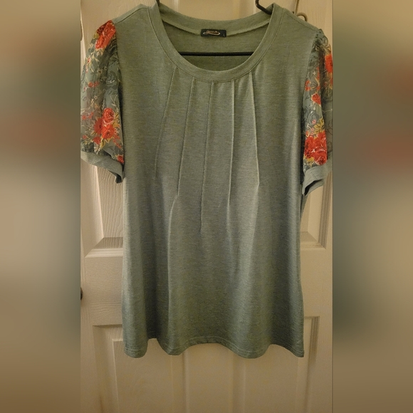 Tops - Floral Accent Short Sleeve Top